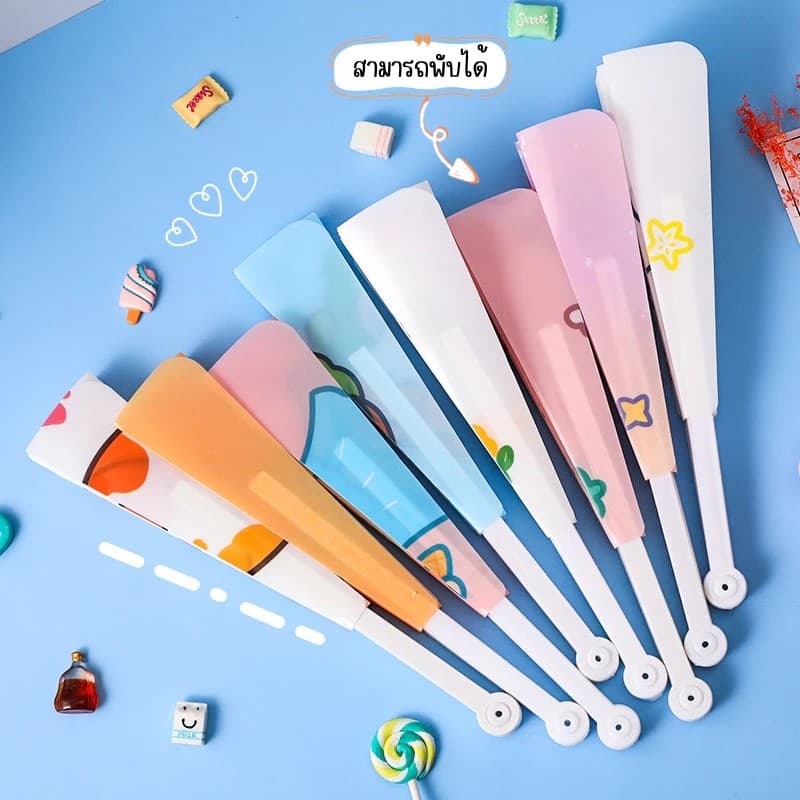 พัดจีนพลาสติกลายการ์ตูน พับได้ ลายหลากหลายให้เลือก รูปที่ 1