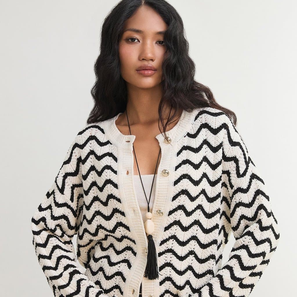 เสื้อคาร์ดิแกนถักลายติดกระดุม / Wave Knit Button Cardigan รูปที่ 6
