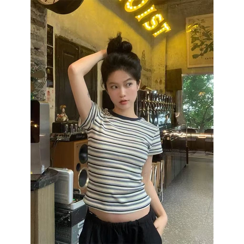 Lalita จากไทย เสื้อยืดลายริ้วคอกลม ฟีลสาวเกาหลี ทรงรัดรูปเบาๆ ใส่เที่ยวคาเฟ่น่ารักมาก รูปที่ 3