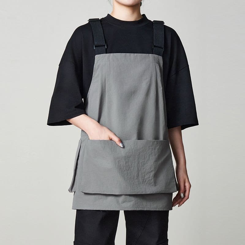 ผ้ากันเปื้อนสไตล์มินิมอล เสื้อกั๊กแบบงานช่างมีหลายกระเป๋า สายสะพาย ทนทาน กันน้ำกระเด็น กันน้ำมัน ใช้สำหรับงานบ้าน ทำความสะอาด ร้านกาแฟ ร้านเบเกอรี่ ครัว อาหาร และเฉพาะศิลปินวาดภาพสีน้ำมัน รูปที่ 1