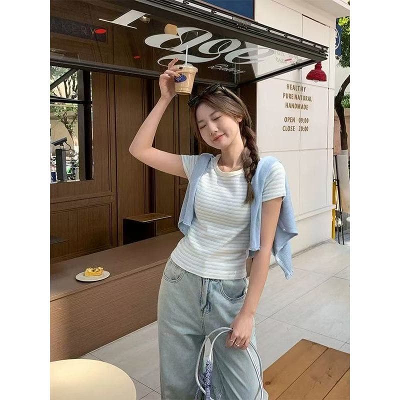 Lalita จากไทย เสื้อยืดลายริ้วคอกลม ฟีลสาวเกาหลี ทรงรัดรูปเบาๆ ใส่เที่ยวคาเฟ่น่ารักมาก รูปที่ 4