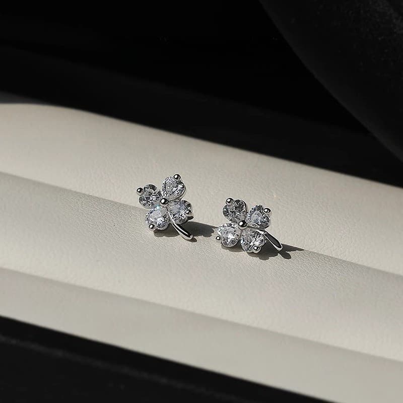 ต่างหูเงินแท้ 925 กะลาแก้ว Zircon ออกแบบเรียบหรูในสไตล์สี่ใบคล้อสำหรับผู้หญิง รูปที่ 4