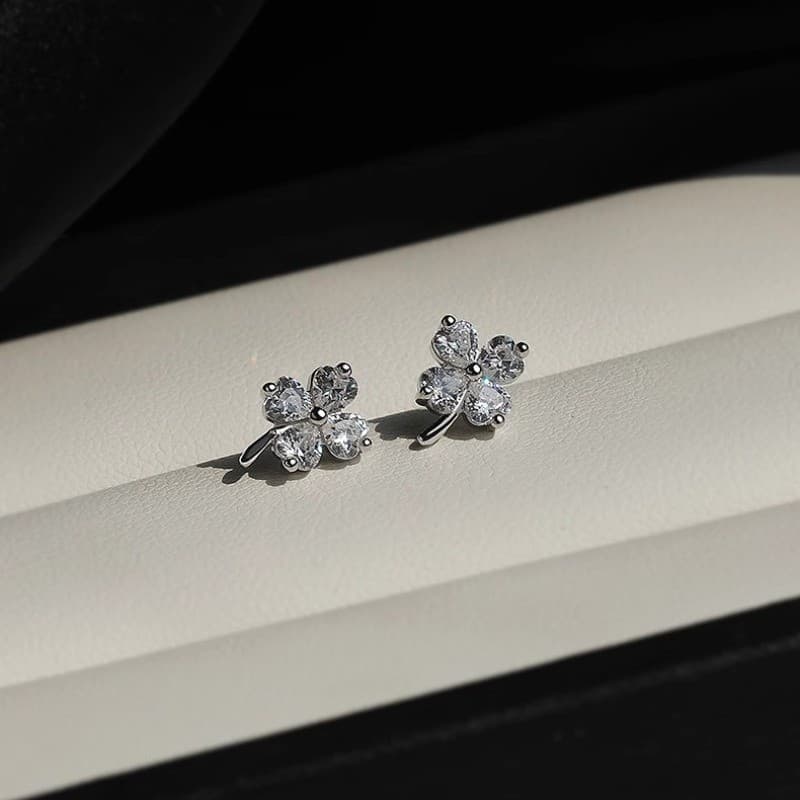 ต่างหูเงินแท้ 925 กะลาแก้ว Zircon ออกแบบเรียบหรูในสไตล์สี่ใบคล้อสำหรับผู้หญิง รูปที่ 8