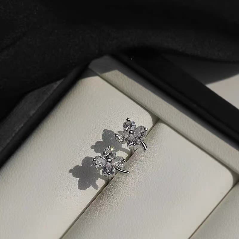 ต่างหูเงินแท้ 925 กะลาแก้ว Zircon ออกแบบเรียบหรูในสไตล์สี่ใบคล้อสำหรับผู้หญิง รูปที่ 1