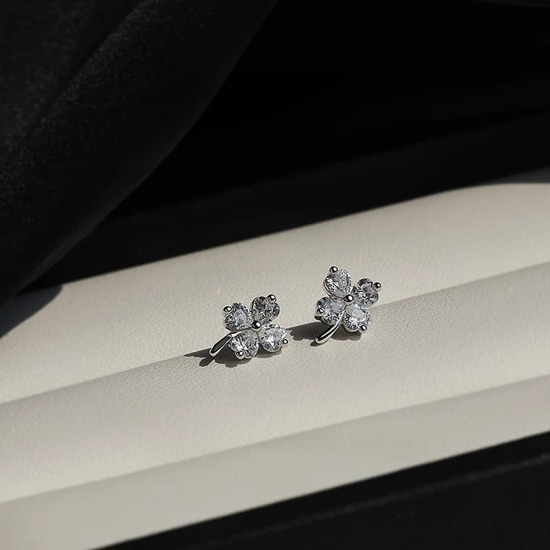 ต่างหูเงินแท้ 925 กะลาแก้ว Zircon ออกแบบเรียบหรูในสไตล์สี่ใบคล้อสำหรับผู้หญิง รูปที่ 2