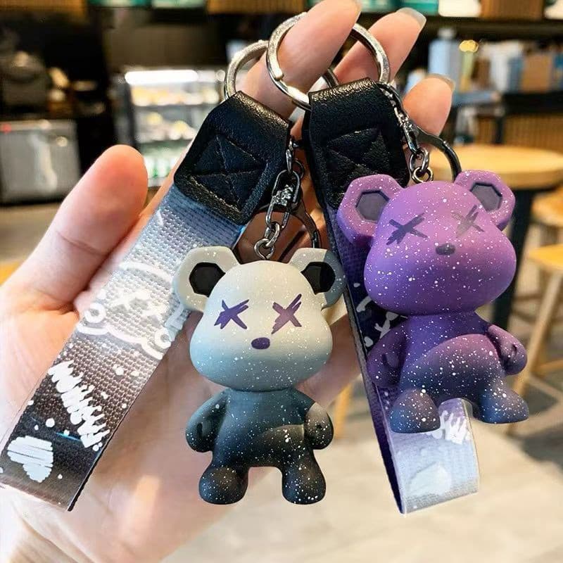 พวงกุญแจลายการ์ตูนสุดสร้างสรรค์ Graffiti Bear ไล่เฉดสีสุดเท่ ห้อยกระเป๋าคู่ เครื่องประดับตกแต่งรถยนต์ รูปที่ 2