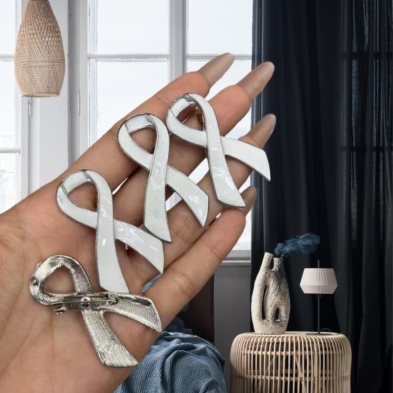 เหมาะสำหรับงานรำลึกไว้อาลัย คงรูปสวยงาม ขอบกันรุ่ย หลากหลายรูปแบบให้เลือก เข็มกลัดสีขาว เข็มกลัดขนาดใหญ่ เข็มกลัดอัลลอย รูปที่ 2