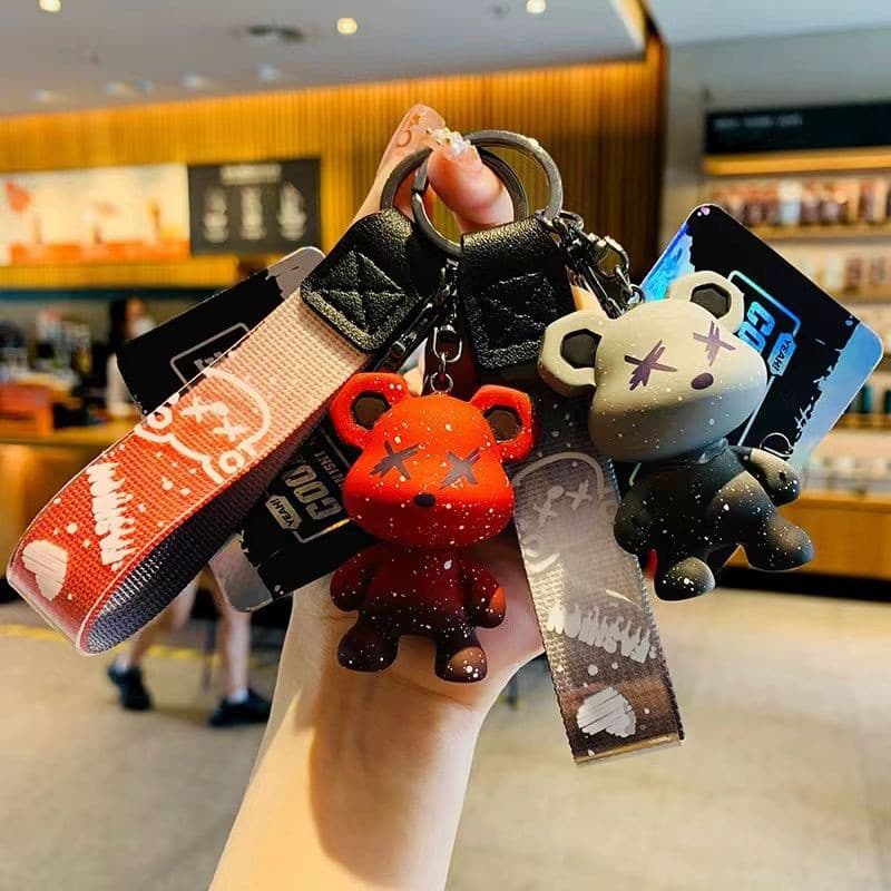 พวงกุญแจลายการ์ตูนสุดสร้างสรรค์ Graffiti Bear ไล่เฉดสีสุดเท่ ห้อยกระเป๋าคู่ เครื่องประดับตกแต่งรถยนต์ รูปที่ 6