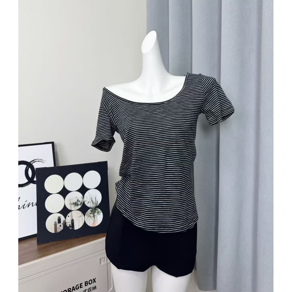 PX เสื้อยืดแขนสั้นผู้หญิง/เสื้อปาดไหล่ผู้หญิง ใส่ได้ 2 แบบ เสื้อแขนสั้นลายทาง คอกว้าง สไตล์ชิล ใส่ในวันสบายๆ สีดำ สีขาว รูปที่ 6