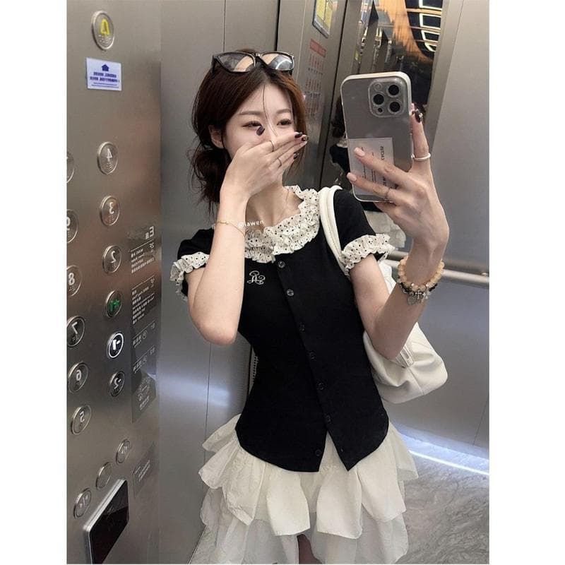 เสื้อยืดแขนสั้นสำหรับผู้หญิง สไตล์กระโหลก ขอบลูกไม้ บล็อคสี เย็บปะติดปะต่อกันลายจุด ทรงสลิมฟิตอ่อนโยน เปิดไหล่ เสื้อสั้น รูปที่ 4