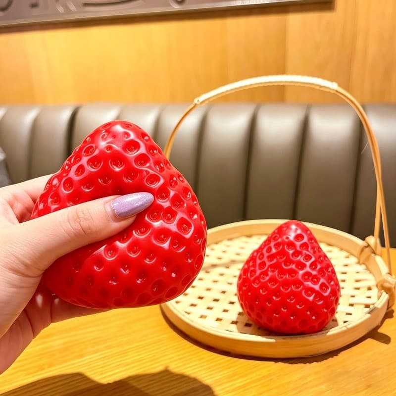 Squishy สตรอเบอร์รี่ความเครียด Ball Soft Fidget Sensory ของเล่นสําหรับ ADHD ออทิสติกช้า Rebound Squeeze ของเล่นสําหรับผู้ใหญ่เด็กคริสต์มาสของขวัญ รูปที่ 6