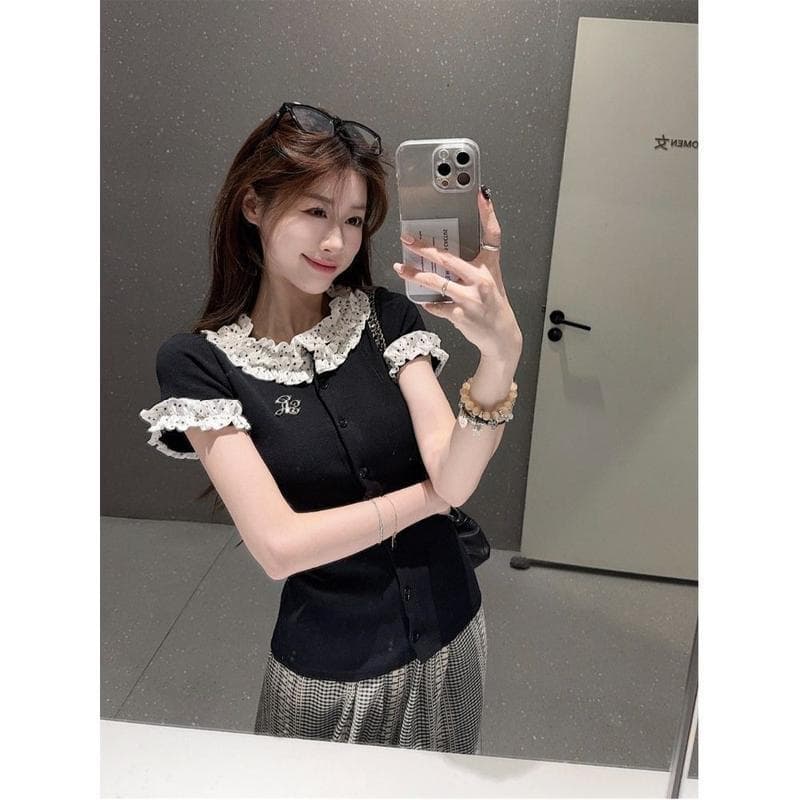 เสื้อยืดแขนสั้นสำหรับผู้หญิง สไตล์กระโหลก ขอบลูกไม้ บล็อคสี เย็บปะติดปะต่อกันลายจุด ทรงสลิมฟิตอ่อนโยน เปิดไหล่ เสื้อสั้น รูปที่ 3