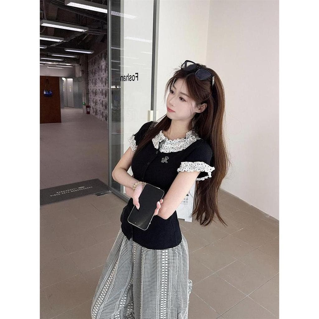 เสื้อยืดแขนสั้นสำหรับผู้หญิง สไตล์กระโหลก ขอบลูกไม้ บล็อคสี เย็บปะติดปะต่อกันลายจุด ทรงสลิมฟิตอ่อนโยน เปิดไหล่ เสื้อสั้น รูปที่ 6
