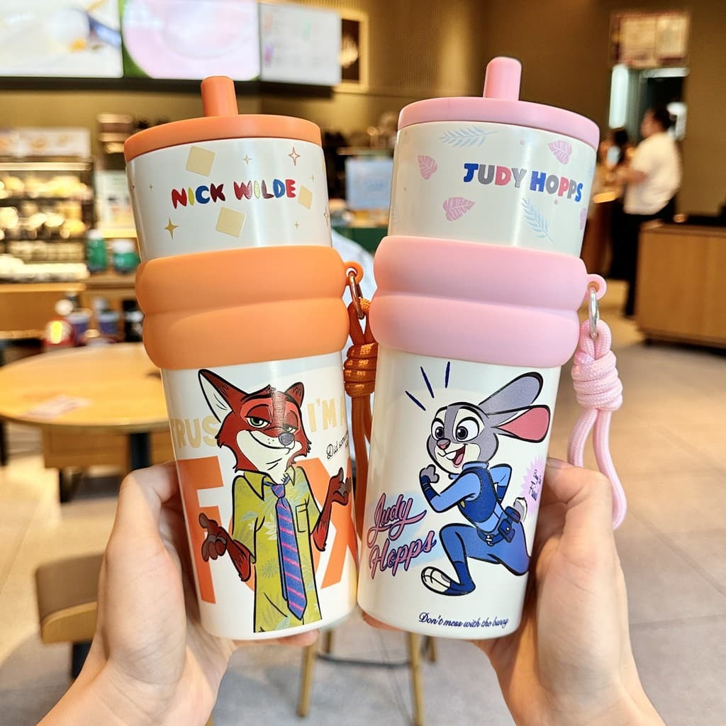 แก้วน้ำเย็นแบบมีหลอดดูด ลายการ์ตูน Hello Kitty Kuromi ขนาด 710 มล. ขวดน้ำพกพาขนาดใหญ่ ลายการ์ตูน Nick Wilde Judy TH รูปที่ 3
