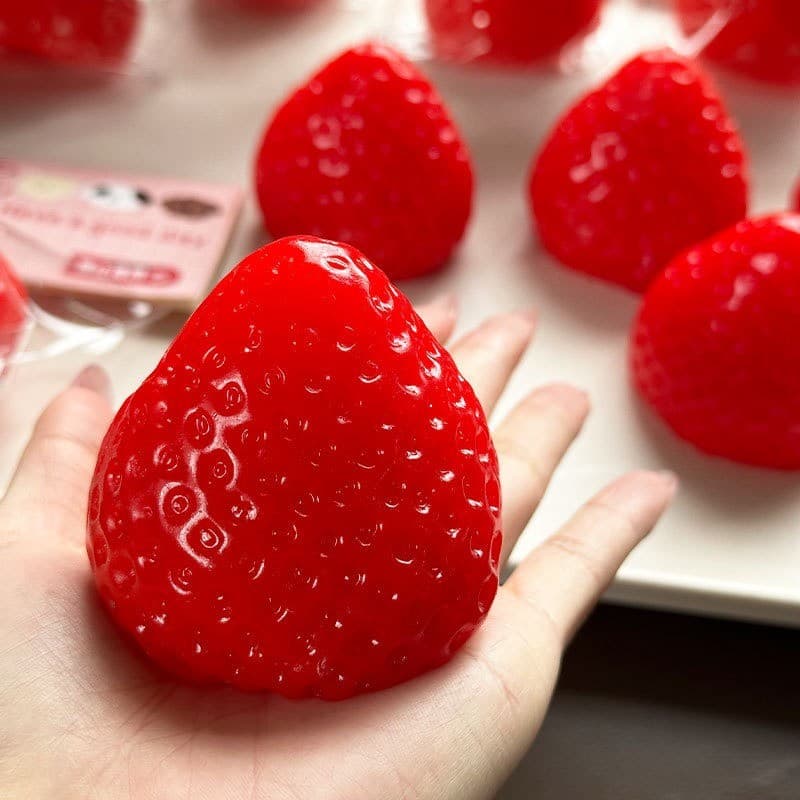Squishy สตรอเบอร์รี่ความเครียด Ball Soft Fidget Sensory ของเล่นสําหรับ ADHD ออทิสติกช้า Rebound Squeeze ของเล่นสําหรับผู้ใหญ่เด็กคริสต์มาสของขวัญ รูปที่ 5