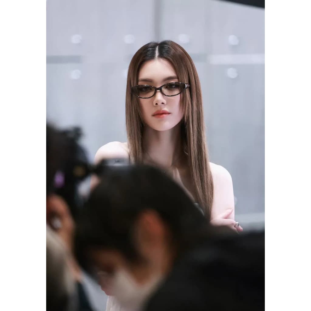 LA COD แว่นกันแดดกรอบเล็ก สีชา สไตล์มินิมอล แฟชั่นเกาหลี ลุคเรียบหรู ใส่ง่าย แมทช์ได้ทุกชุด กันยูวี UV400 ป้องกันแสงแดด ใส่เที่ยว ขับรถ ถ่ายรูป สายแฟต้องมี รูปที่ 3