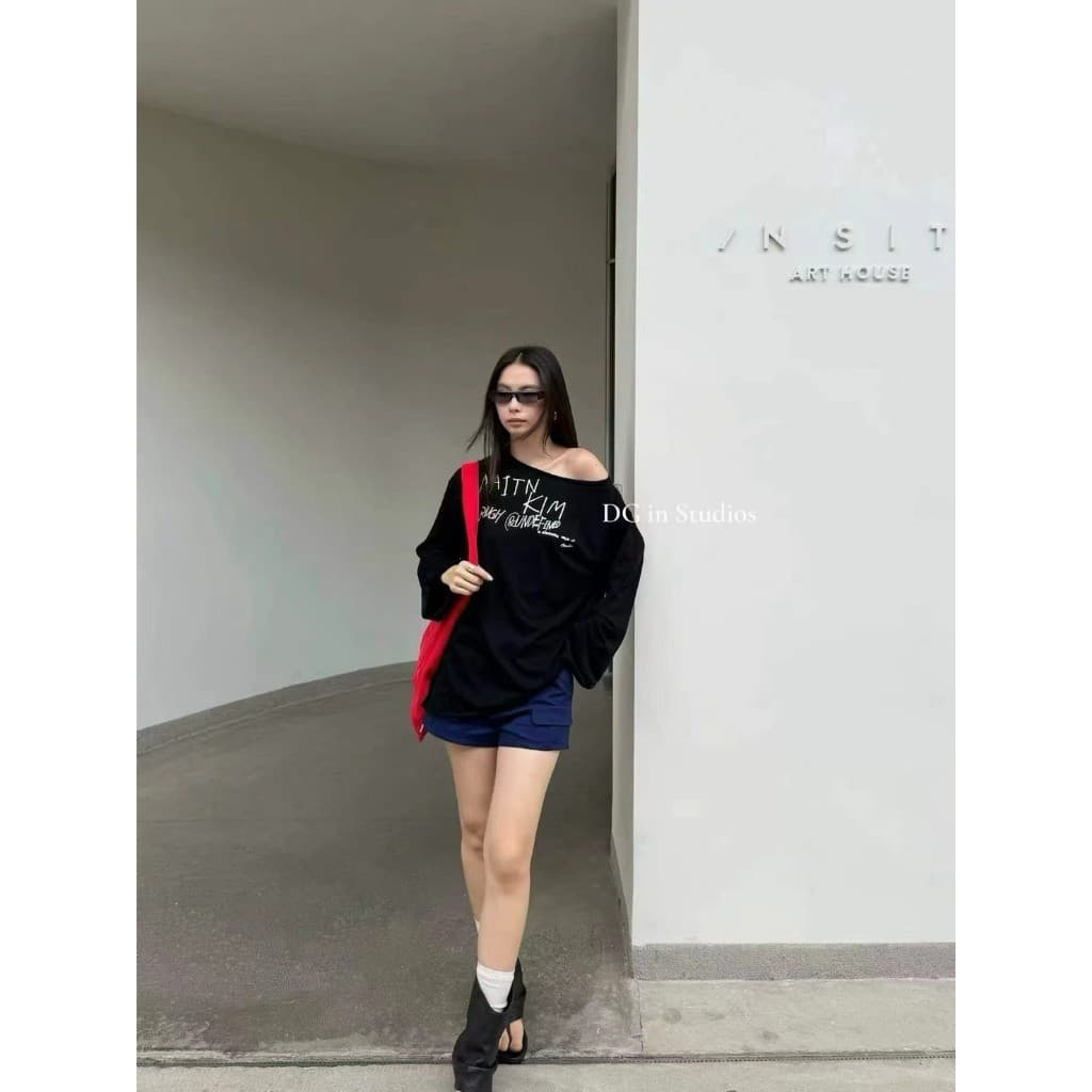 C90487 เสื้อปาดไหล่ทรงโอเวอร์ไซส์ งานเก๋ สกรีนลายสวย ผ้าดีไม่หนาไม่บาง แมทซ์ง่ายค่า แฟชั่นเกาหลี TAG CUI รูปที่ 2
