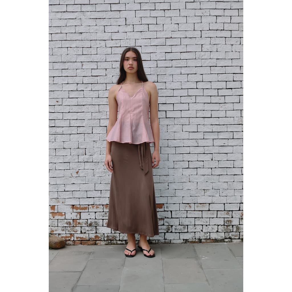 DAILY SQUAD – Softline Cami ออกแบบให้มี movement เบา ๆ และซิลูเอตที่ดู soft แบบเป็นธรรมชาติ ผลิตจากผ้า sheer silk satin รูปที่ 4