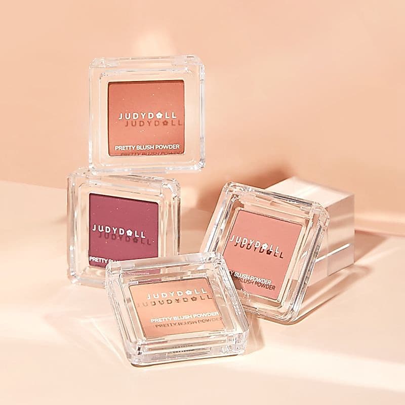 Judydoll บลัชออน สีพีช แมทท์ ไฮไลท์ คอนทัวร์ สีม่วง แต่งหน้าบนใบหน้า รูปที่ 1
