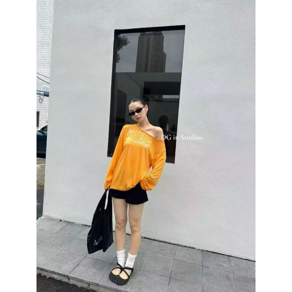 C90487 เสื้อปาดไหล่ทรงโอเวอร์ไซส์ งานเก๋ สกรีนลายสวย ผ้าดีไม่หนาไม่บาง แมทซ์ง่ายค่า แฟชั่นเกาหลี TAG CUI รูปที่ 5