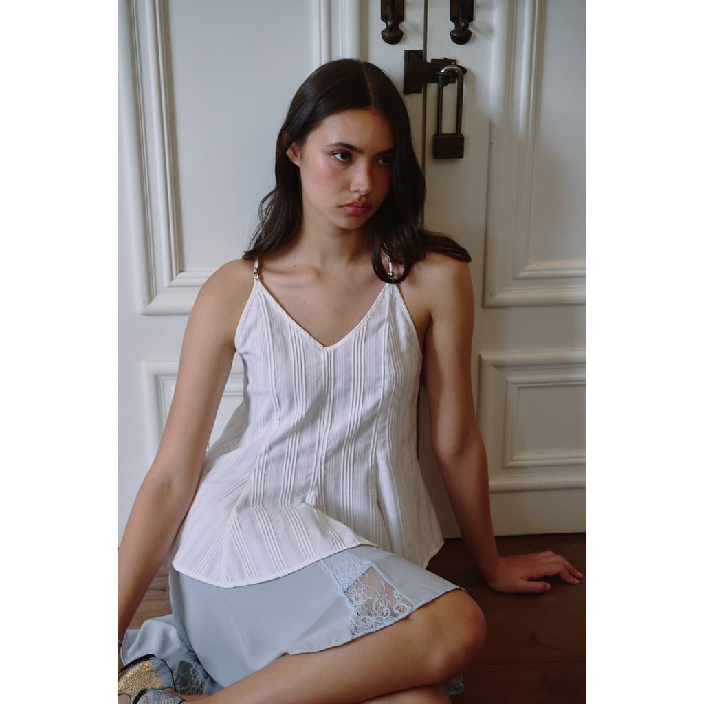 DAILY SQUAD – Softline Cami ออกแบบให้มี movement เบา ๆ และซิลูเอตที่ดู soft แบบเป็นธรรมชาติ ผลิตจากผ้า sheer silk satin รูปที่ 2