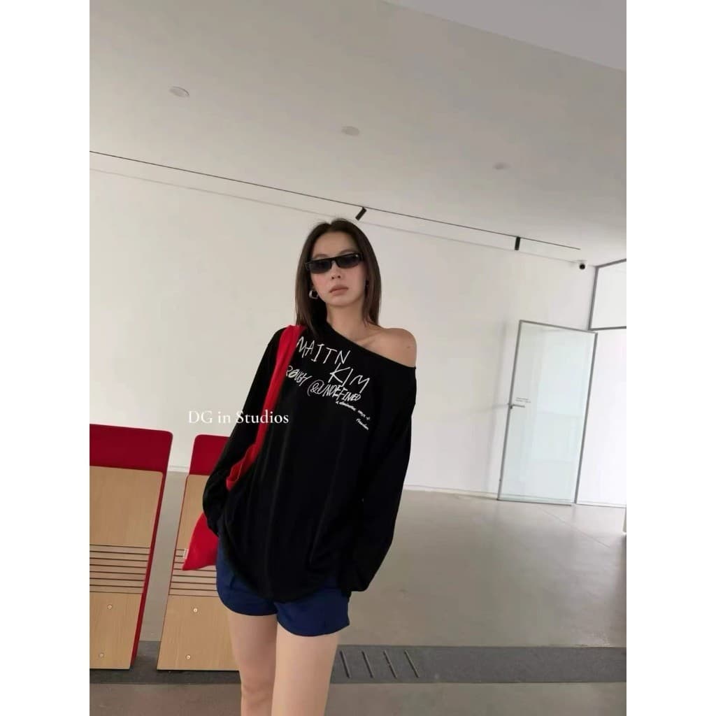 C90487 เสื้อปาดไหล่ทรงโอเวอร์ไซส์ งานเก๋ สกรีนลายสวย ผ้าดีไม่หนาไม่บาง แมทซ์ง่ายค่า แฟชั่นเกาหลี TAG CUI รูปที่ 3