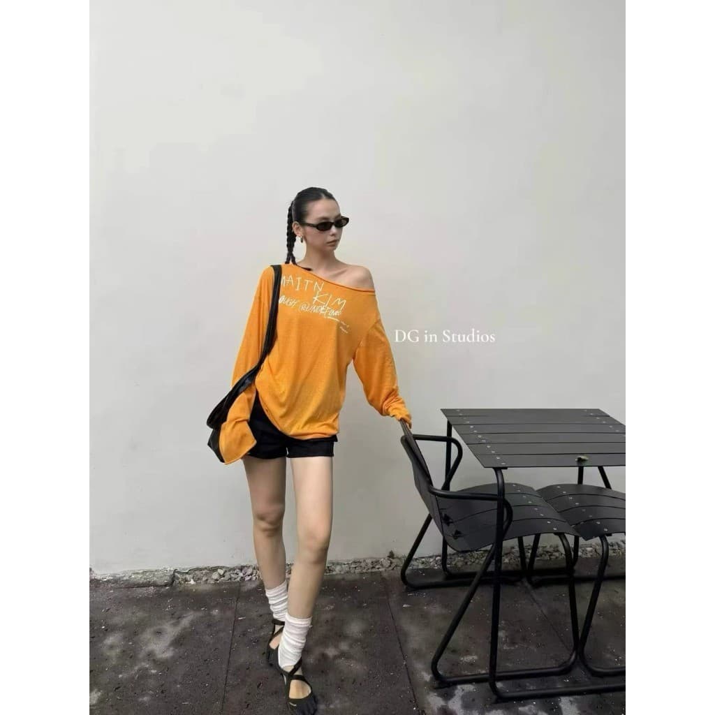 C90487 เสื้อปาดไหล่ทรงโอเวอร์ไซส์ งานเก๋ สกรีนลายสวย ผ้าดีไม่หนาไม่บาง แมทซ์ง่ายค่า แฟชั่นเกาหลี TAG CUI รูปที่ 4