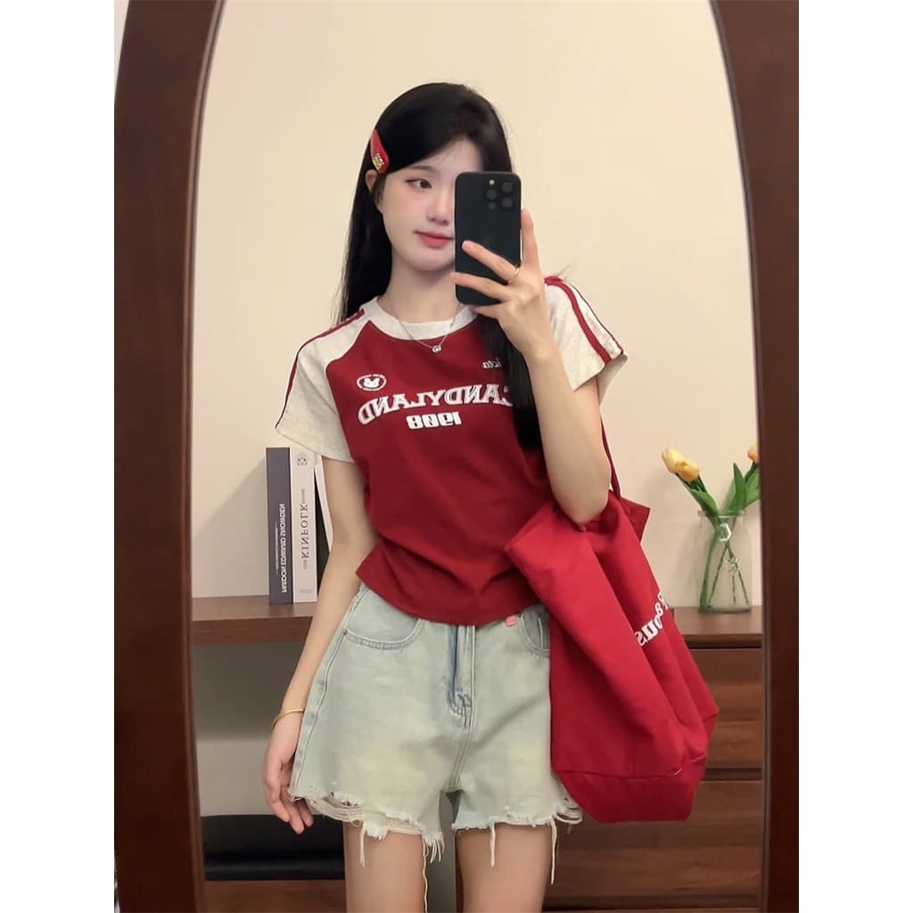 Hotgirl เสื้อยืดแฟชั่นผู้หญิง เสื้อยืดทรงซ้อ แขนสั้นพิมพ์ลาย ดีไซน์เก๋ไก้และจีบด้านข้าง ย้อนยุค รูปที่ 2