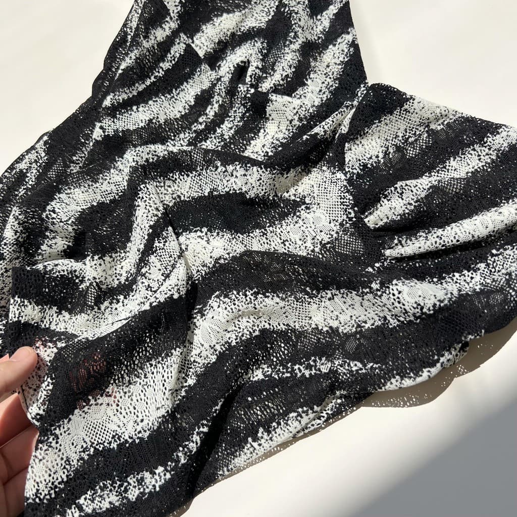 77UNI Tank 7034 Zebra-stripe suspender เสื้อสายเดี่ยวลายม้าลายสีดำผ้าซีทรู ช่วงอกผ้า2ชั้น รูปที่ 4