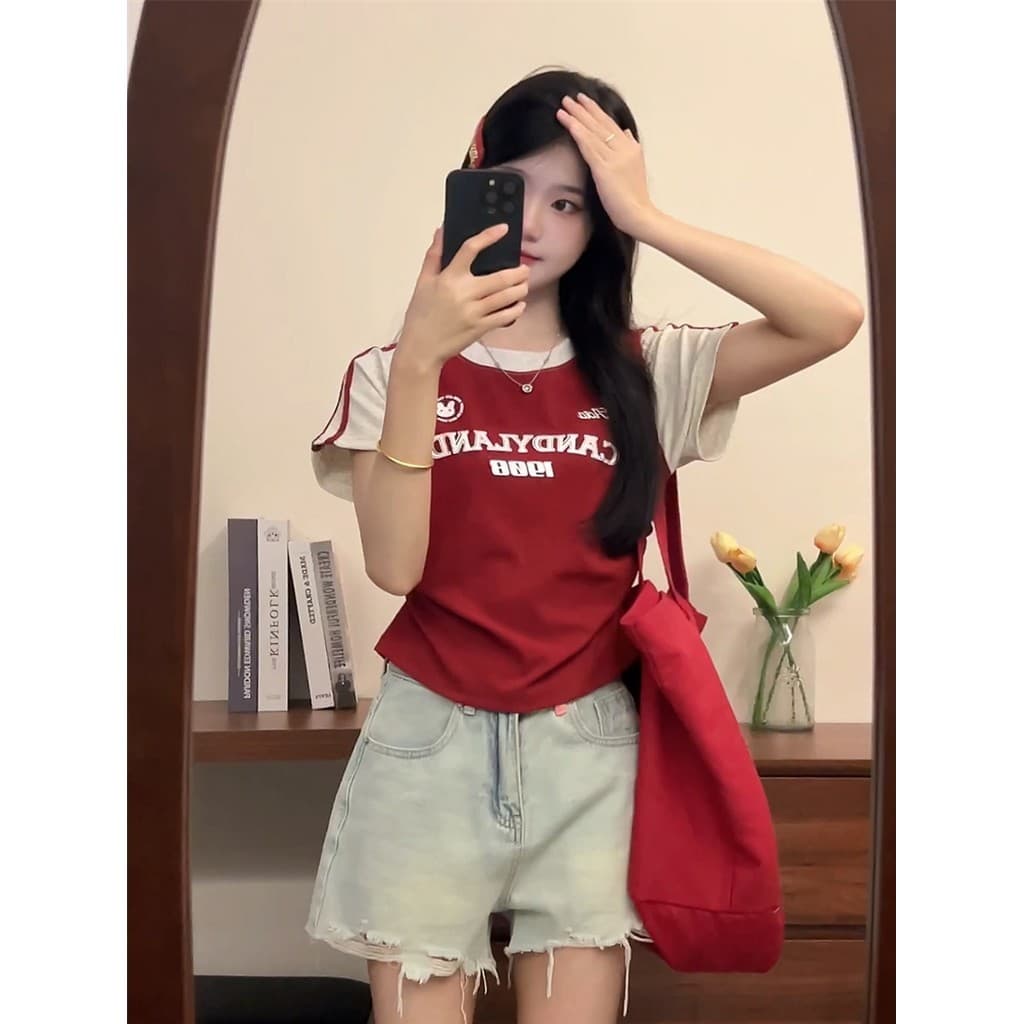 Hotgirl เสื้อยืดแฟชั่นผู้หญิง เสื้อยืดทรงซ้อ แขนสั้นพิมพ์ลาย ดีไซน์เก๋ไก้และจีบด้านข้าง ย้อนยุค รูปที่ 4