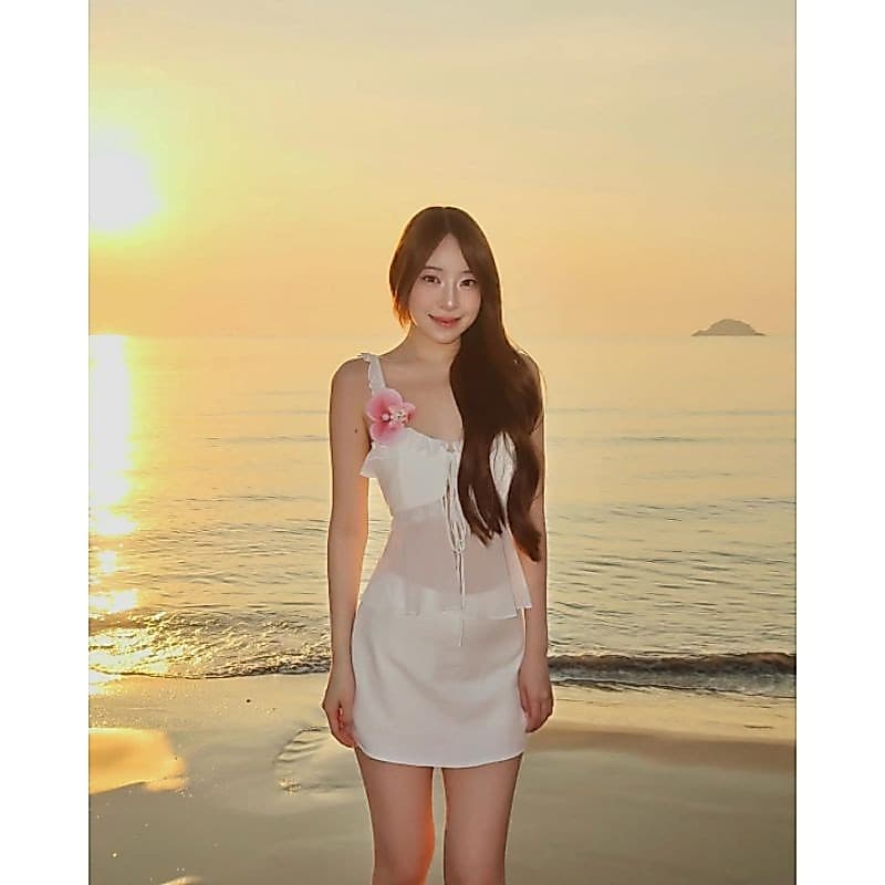 Nora- White Top & Skirt เสื้อสายเดี่ยวชีฟองลูกไม้ ตกแต่งด้วยตะขอหัวใจ NR รูปที่ 1