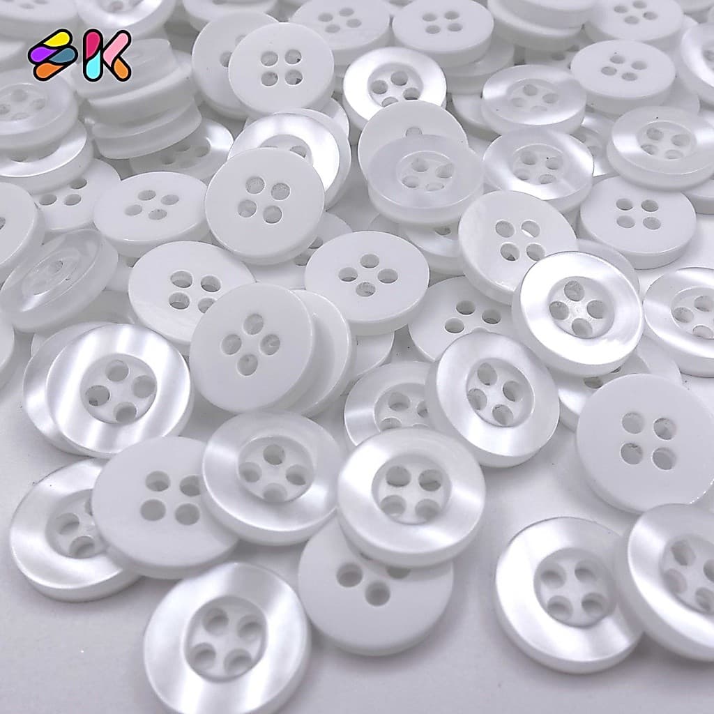 somkid กระดุมเชิ้ต 4 รูสีขาวและดำ ขอบหนาหน้ามุกเงา ขนาด 11mm แซ็กเครื่องจักรได้ สอยมือได้ รูปที่ 1