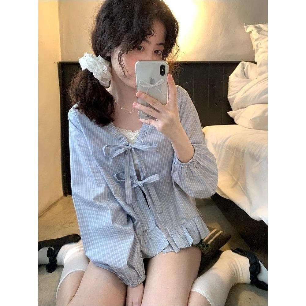 Chili Koko เสื้อเชิ้ตผู้หญิงคอวีแขนยาวสีฟ้าลายทางสไตล์เกาหลี ผูกโบว์สองชั้นและชายเสื้อระบาย เสื้อแขนพอง W680 รูปที่ 3
