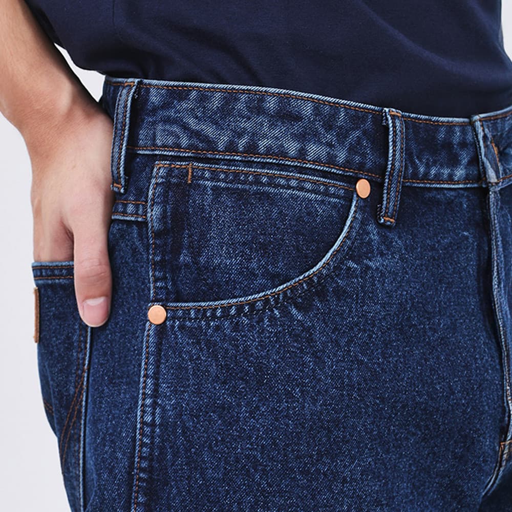 WRANGLER กางเกงยีนส์ผู้ชาย เอวกลาง ทรงตรง รุ่น WR S326MGREF11 สียีนส์กลาง รูปที่ 5