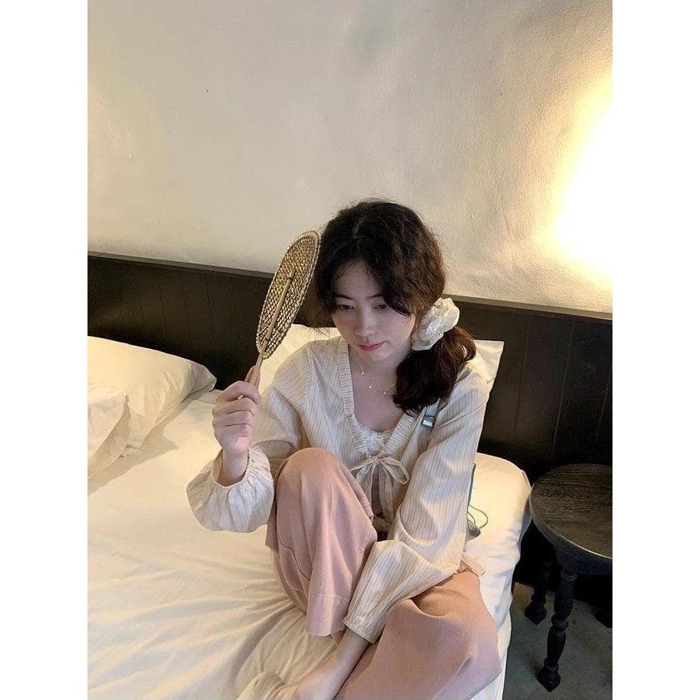 Chili Koko เสื้อเชิ้ตผู้หญิงคอวีแขนยาวสีฟ้าลายทางสไตล์เกาหลี ผูกโบว์สองชั้นและชายเสื้อระบาย เสื้อแขนพอง W680 รูปที่ 8