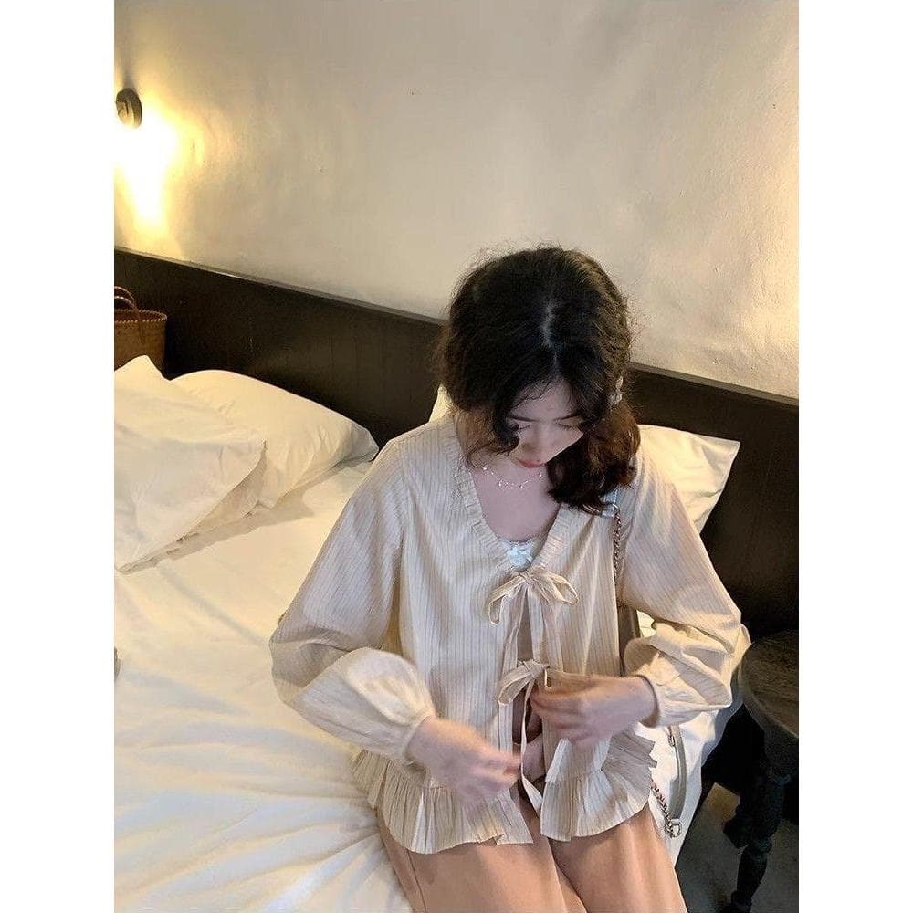 Chili Koko เสื้อเชิ้ตผู้หญิงคอวีแขนยาวสีฟ้าลายทางสไตล์เกาหลี ผูกโบว์สองชั้นและชายเสื้อระบาย เสื้อแขนพอง W680 รูปที่ 9