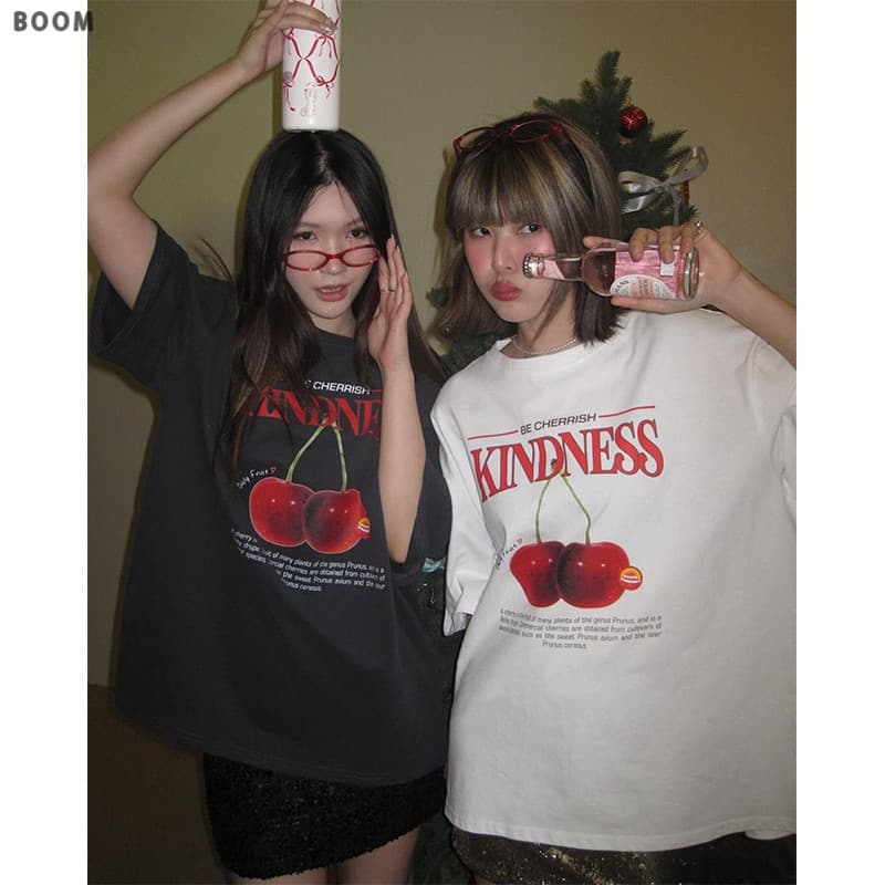 COD BOOM Shop เสื้อยืด oversize -แฟชั่นหวานเชอร์รี่ตัวอักษรพิมพ์เสื้อยืดผู้หญิงแขนสั้น รูปที่ 6