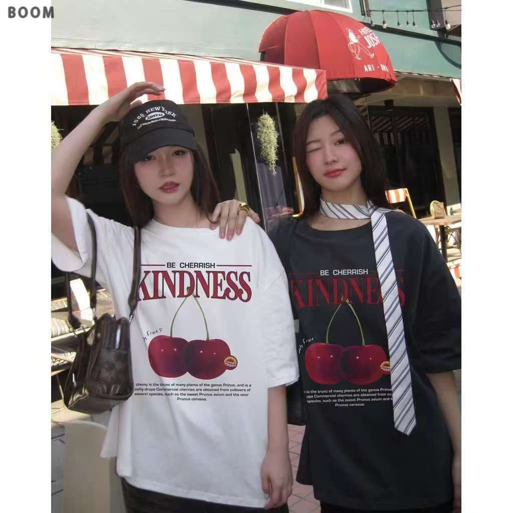 COD BOOM Shop เสื้อยืด oversize -แฟชั่นหวานเชอร์รี่ตัวอักษรพิมพ์เสื้อยืดผู้หญิงแขนสั้น รูปที่ 2
