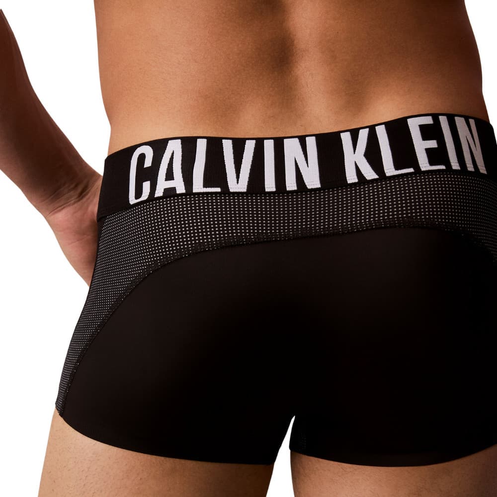 CALVIN KLEIN กางเกงในผู้ชาย Intense Power Microfiber ทรง Low Rise Trunk รุ่น NB4401 UB1-สีดำ รูปที่ 4