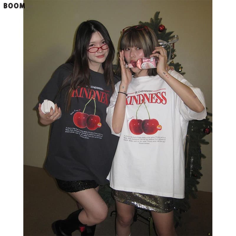COD BOOM Shop เสื้อยืด oversize -แฟชั่นหวานเชอร์รี่ตัวอักษรพิมพ์เสื้อยืดผู้หญิงแขนสั้น รูปที่ 1