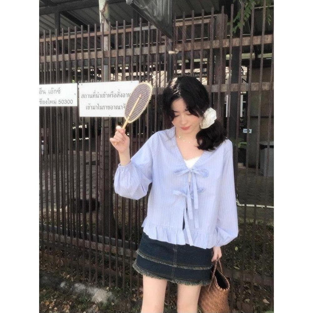 Chili Koko เสื้อเชิ้ตผู้หญิงคอวีแขนยาวสีฟ้าลายทางสไตล์เกาหลี ผูกโบว์สองชั้นและชายเสื้อระบาย เสื้อแขนพอง W680 รูปที่ 5