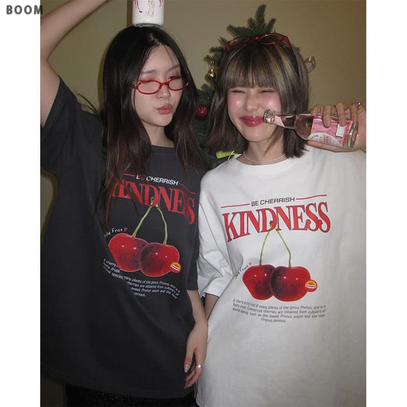 COD BOOM Shop เสื้อยืด oversize -แฟชั่นหวานเชอร์รี่ตัวอักษรพิมพ์เสื้อยืดผู้หญิงแขนสั้น รูปที่ 3