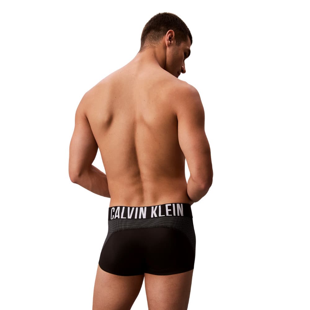 CALVIN KLEIN กางเกงในผู้ชาย Intense Power Microfiber ทรง Low Rise Trunk รุ่น NB4401 UB1-สีดำ รูปที่ 3