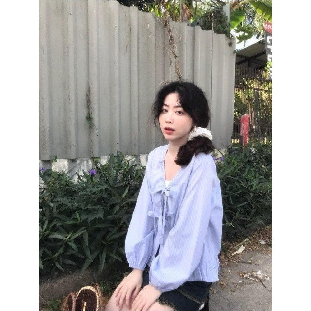 Chili Koko เสื้อเชิ้ตผู้หญิงคอวีแขนยาวสีฟ้าลายทางสไตล์เกาหลี ผูกโบว์สองชั้นและชายเสื้อระบาย เสื้อแขนพอง W680 รูปที่ 6