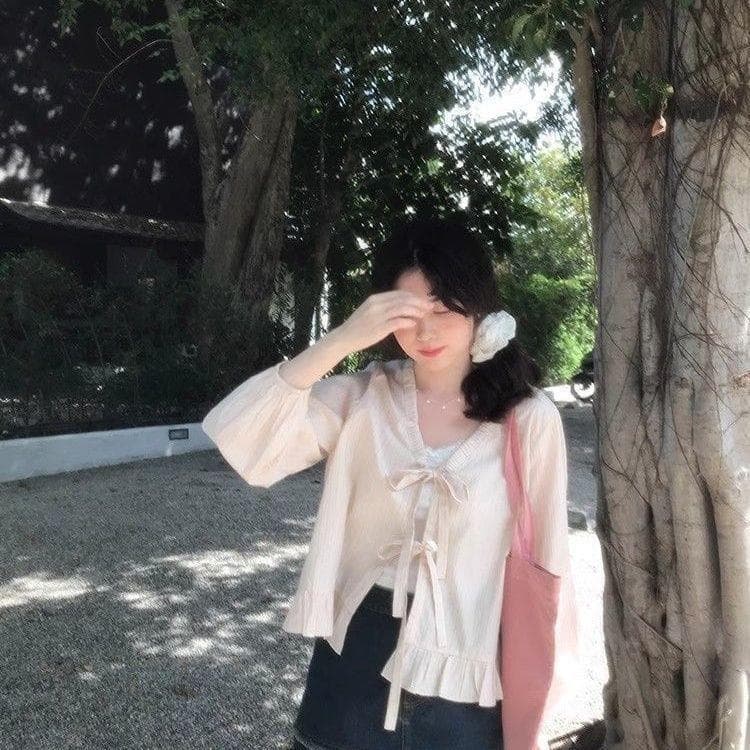 Chili Koko เสื้อเชิ้ตผู้หญิงคอวีแขนยาวสีฟ้าลายทางสไตล์เกาหลี ผูกโบว์สองชั้นและชายเสื้อระบาย เสื้อแขนพอง W680 รูปที่ 2