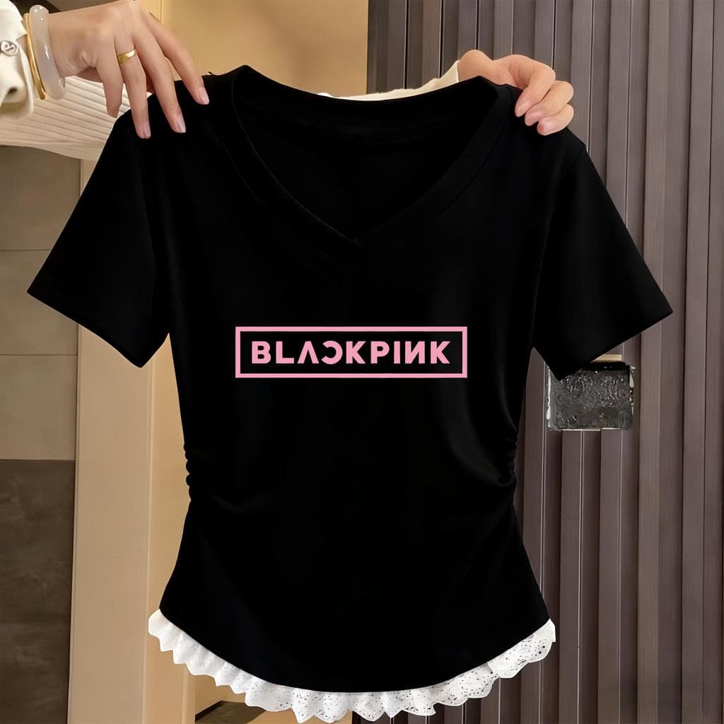 เสื้อยืดแขนสั้นคอวีลาย BLACKPINK สำหรับสตรี ตัวยืดหยุ่นสวยงาม มีลายลูกไม้ขอบตกแต่ง เสื้อผ้าแฟชั่นสไตล์ไม่เหมือนใคร รูปที่ 3