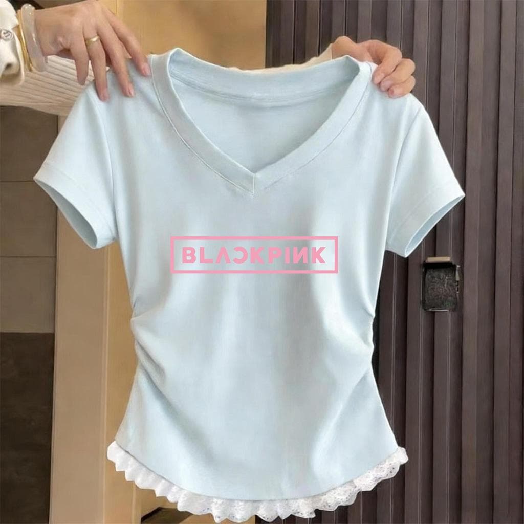 เสื้อยืดแขนสั้นคอวีลาย BLACKPINK สำหรับสตรี ตัวยืดหยุ่นสวยงาม มีลายลูกไม้ขอบตกแต่ง เสื้อผ้าแฟชั่นสไตล์ไม่เหมือนใคร รูปที่ 5