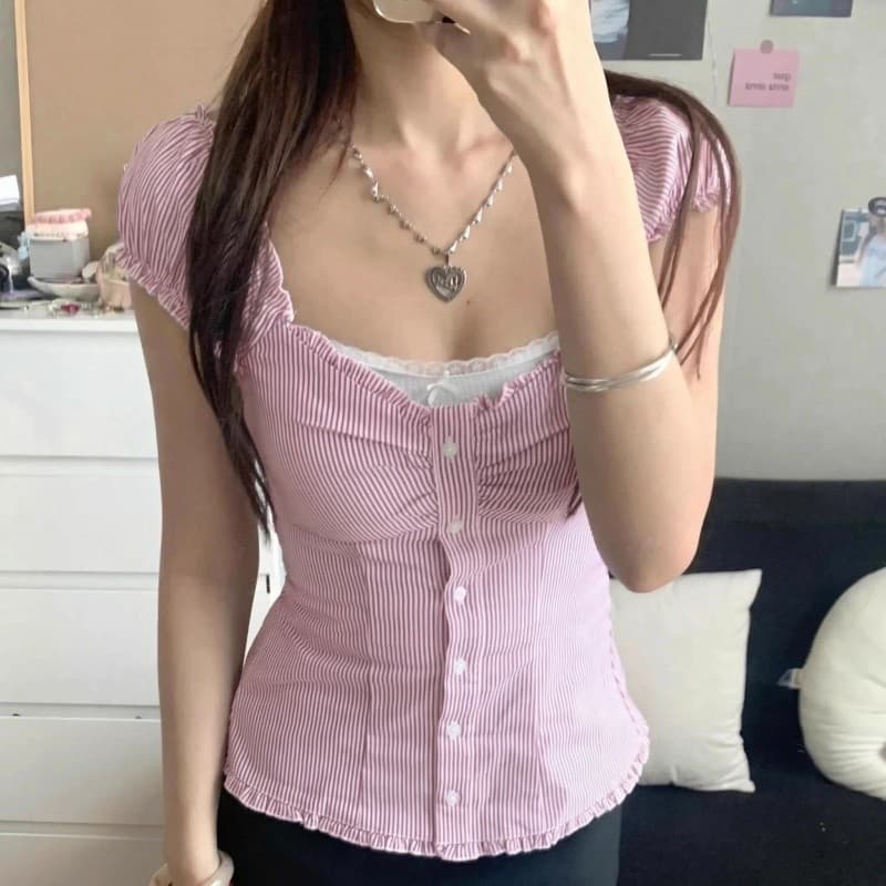 SuperCandyเสื้อเชิ้ตแขนสั้นลายทางคอวี ทรงสวยหวาน มีระบาย ติดกระดุม ช่วยให้ดูผอมเพรียว ชุดสาวเซ็กซี่ รูปที่ 2