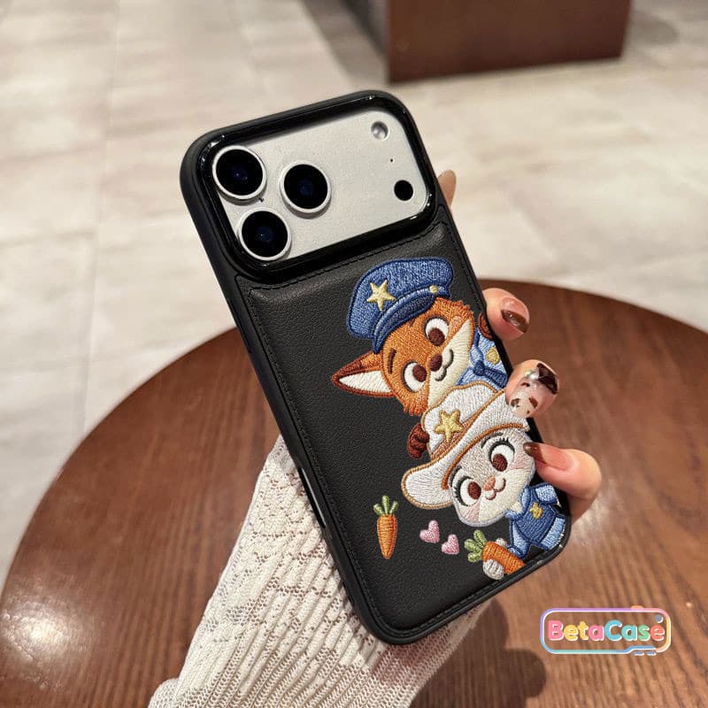 เคส iPhone 17 16 15 14 13 12 11ProMax Phone Case ลายการ์ตูนคู่หูจิ้งจอกกับกระต่ายนักสืบ น่ารักเกาหลี ซิลิโคนกันกระแทก รูปที่ 1