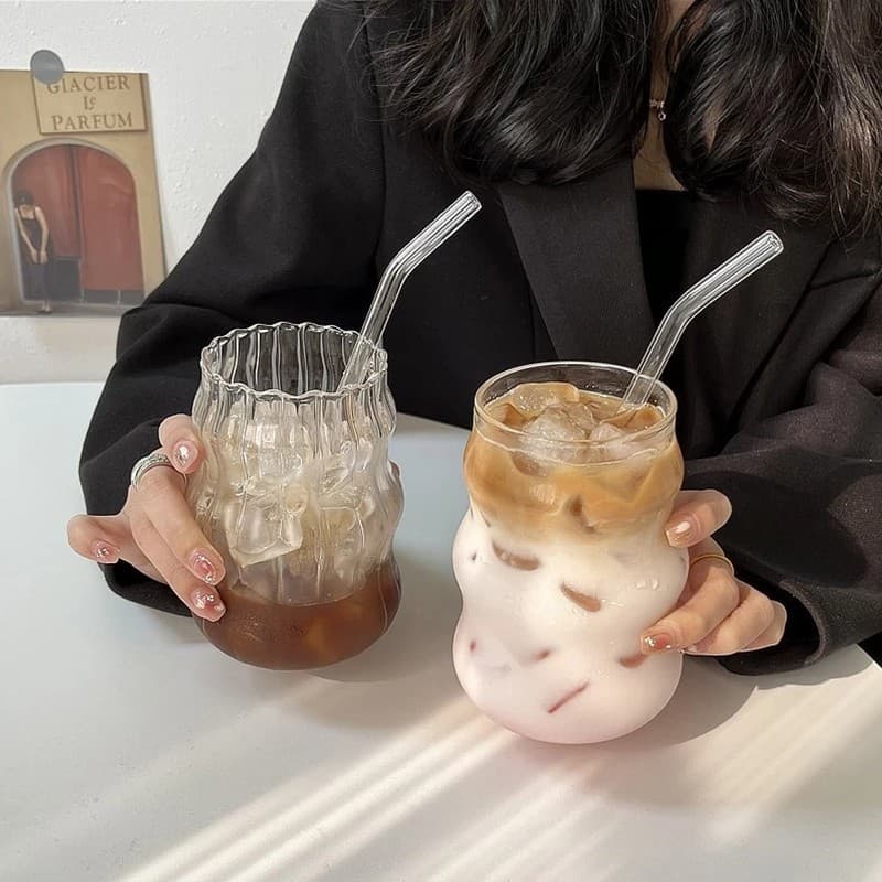 SUNNY INS 530 มล. แก้วกาแฟ ทรงกลม สไตล์เกาหลี ทนความร้อน สีโปร่งใส แก้วใสลายตรง แก้วคาเฟ่ ถ้วยแก้วบอโลซิลิเกตสูง ดืมนม รูปที่ 4